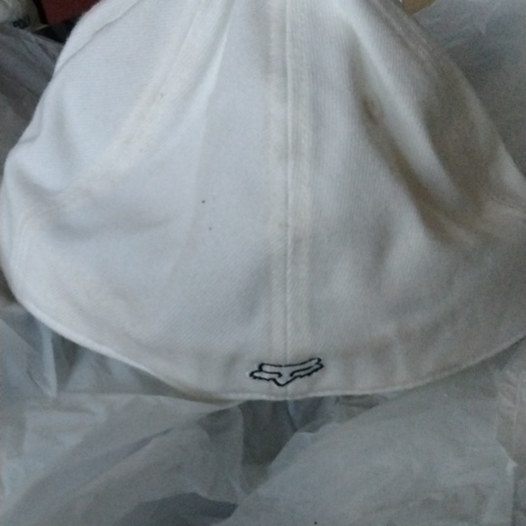 FOX Hat size 6 7/8-7 1/4$28 +free scarf . Hat is practically new - Picture 3 of 8